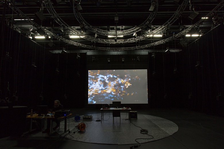 Installation vidéo 3D avec le dispositif Ambisonics (dôme de haut-parleurs) dans la grande salle du Centre Pompidou  © Hervé Véronèse, Centre Pompidou